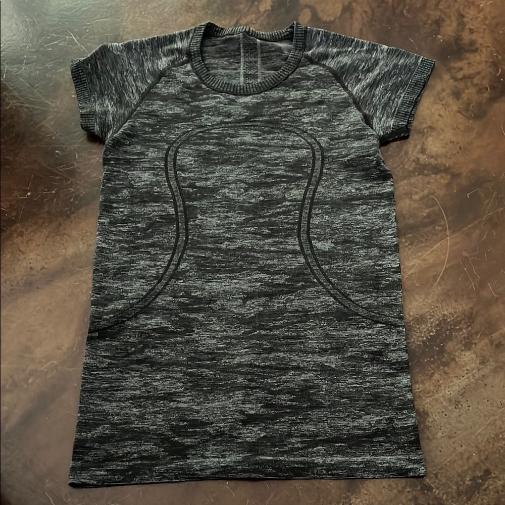 Lululemon women’s Swiftly Tech Heather black   shirt size 6